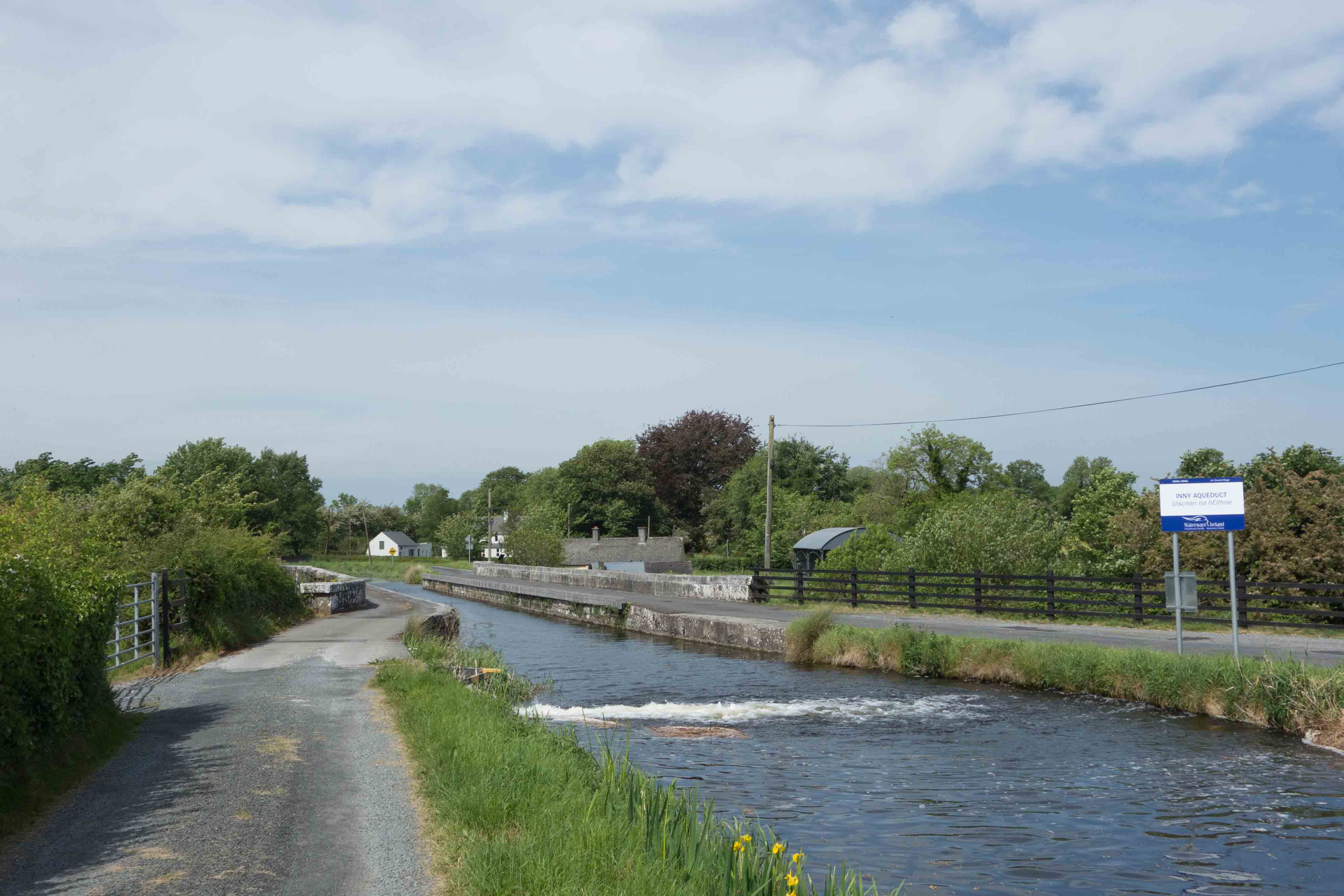Aquaduct over het riviertje de Inny; van hieruit  wordt ook water in het kanaal gepompt. Foto auteur