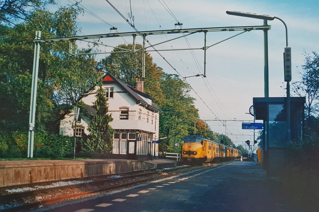 1280px Soestduinen_ _Station_23_oktober_1987_foto_van_foto